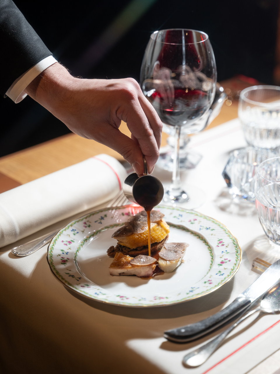 Poularde truffée en brioche, topinambours, jus perlé