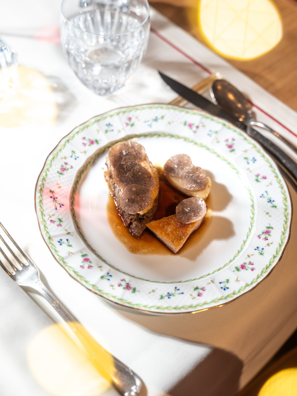 Poularde truffée en brioche, topinambours, jus perlé_Alain Ducasse Baccarat